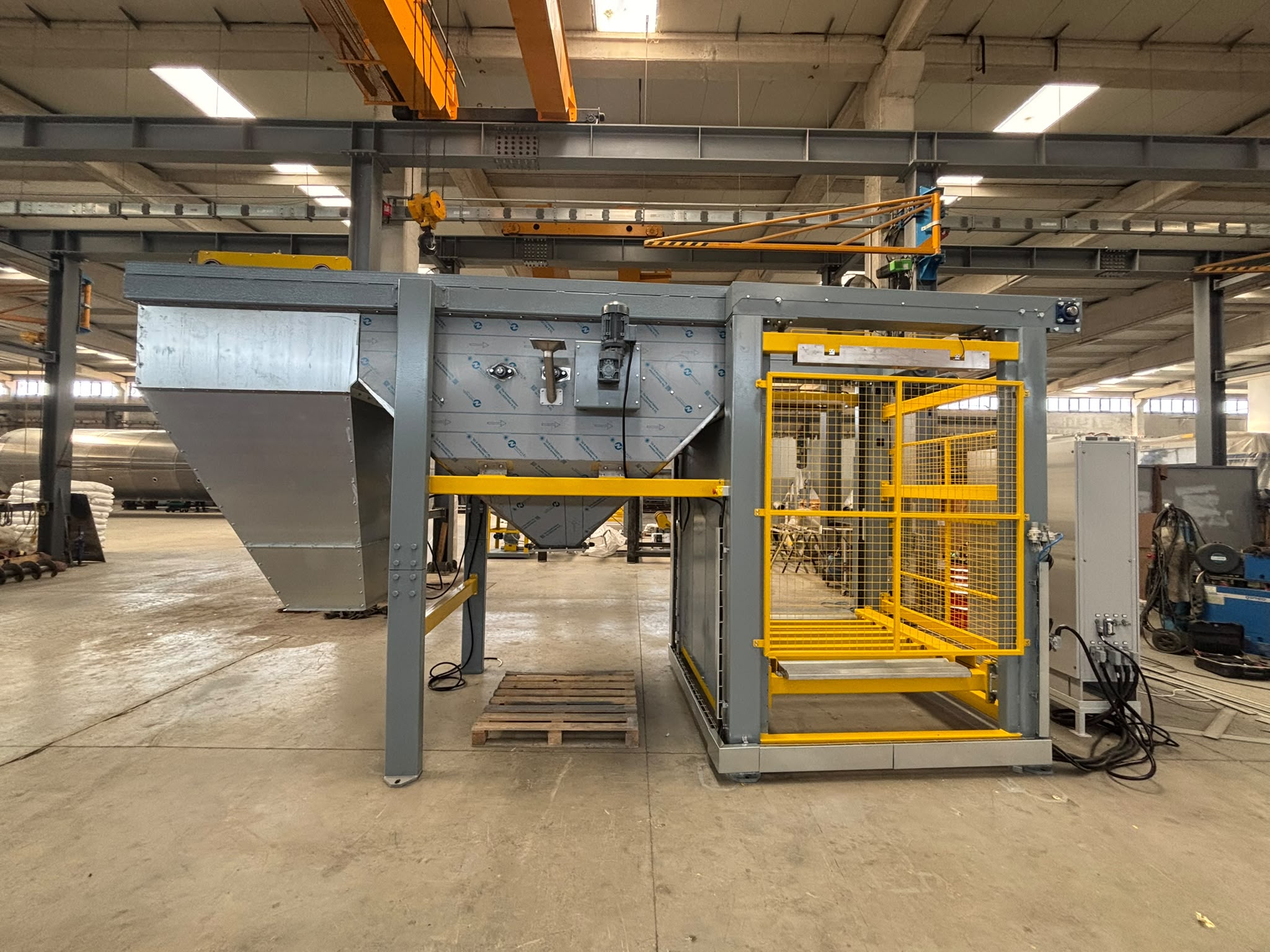 Pallet feeding lift and safety cage