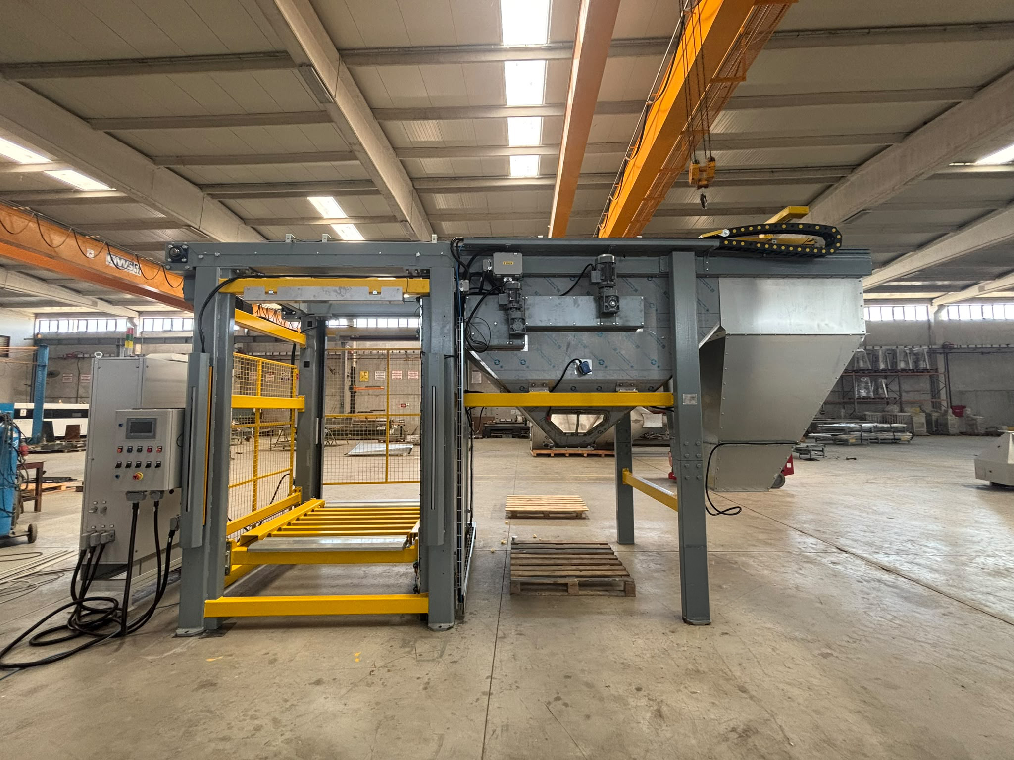 General view of the Bagomax automatic bag-opening system in the workshop