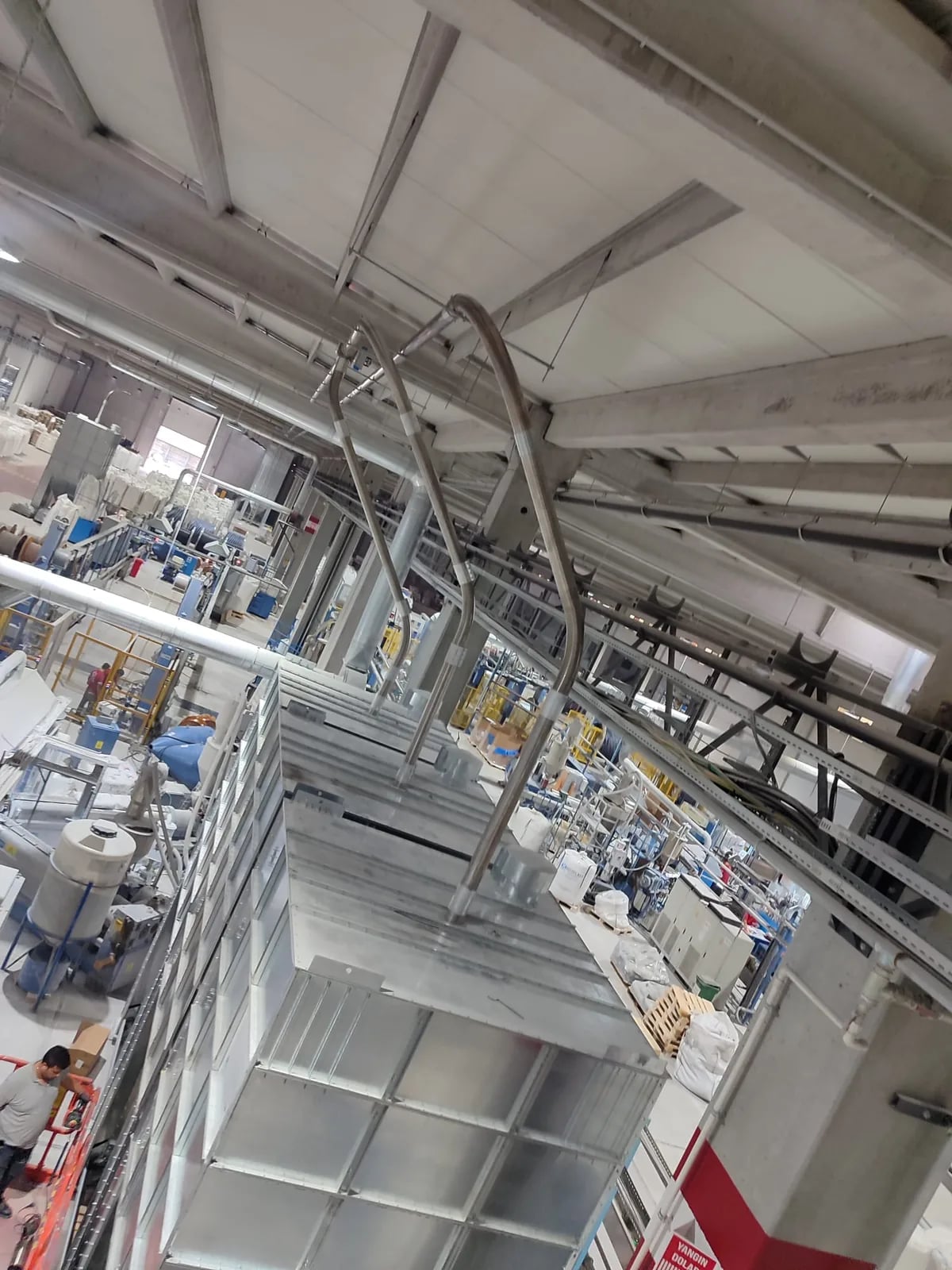 Zentrale Versorgungsleitungen, die sich über die Decke der gesamten Anlage verteilen