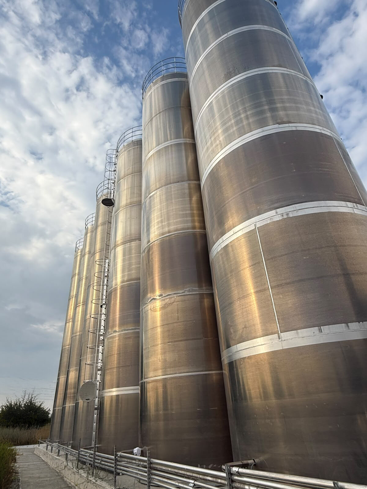 The completed modular raw-material storage silo group