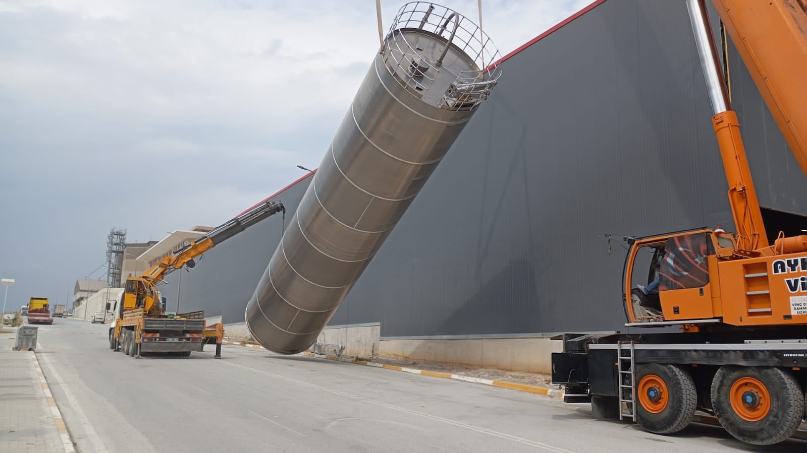 On-site installation of an aluminium silo by crane